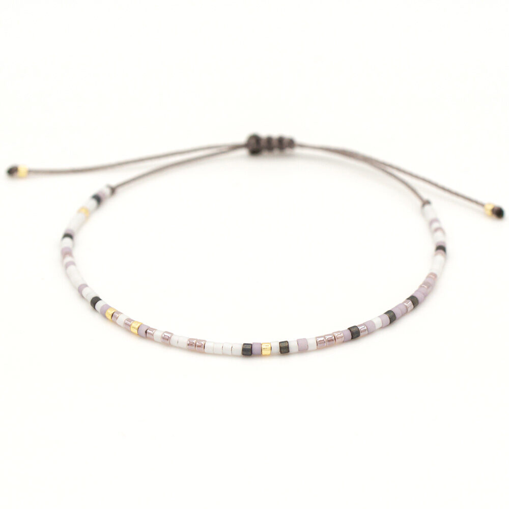 Zartes Armband mit lila, weiß, grau und goldenen Miyuki Perlen