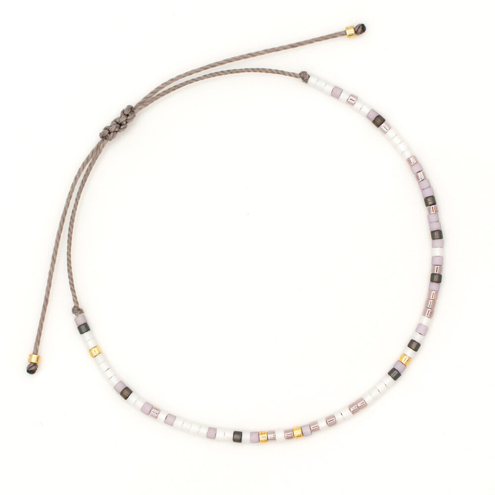 Zartes Armband mit lila, weiß, grau und goldenen Miyuki Perlen