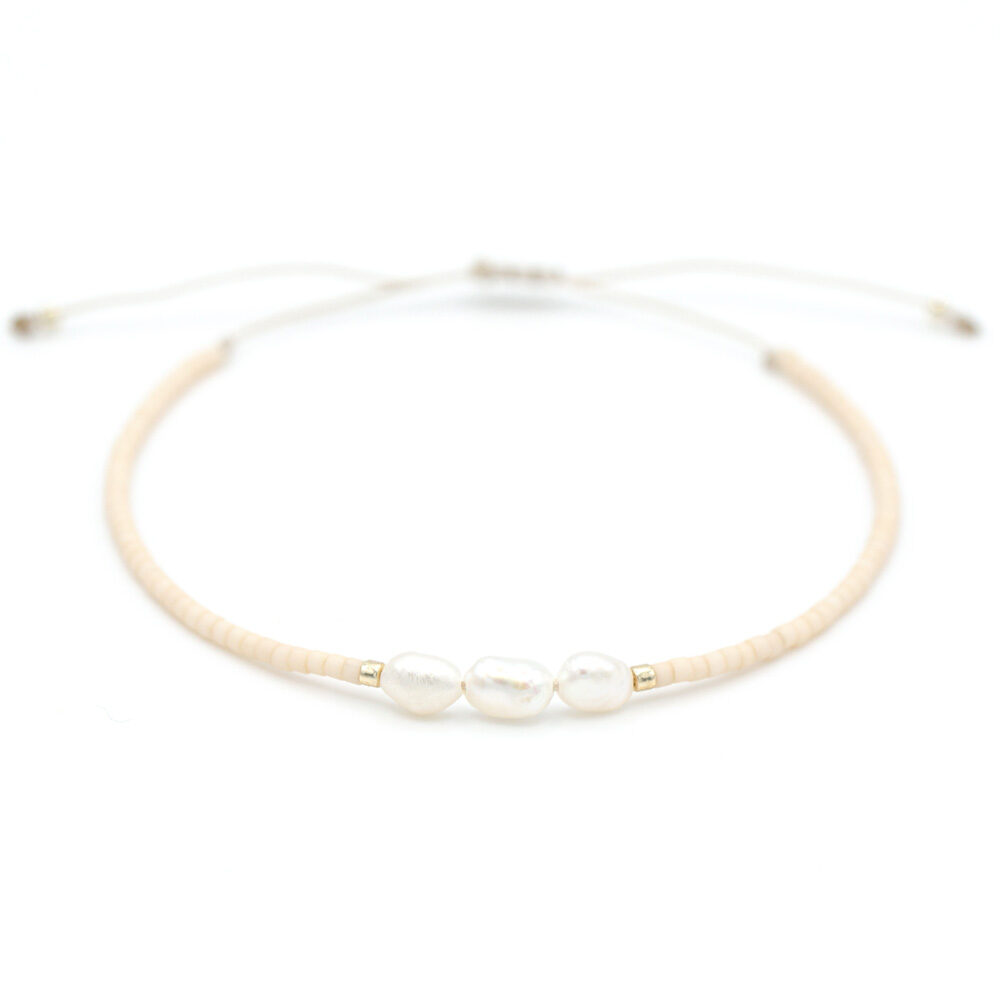 Armband mit kleinen Süßwasserperlen umrahmt von beigen und goldenen Miyuki Perlen