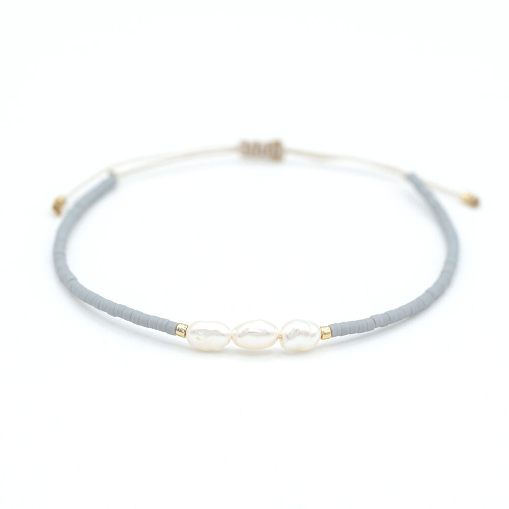 Armband mit kleinen Süßwasserperlen umrahmt von hellgrauen und goldenen Miyuki Perlen