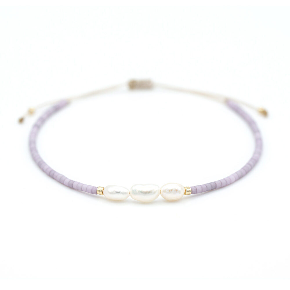 Armband mit kleinen Süßwasserperlen umrahmt von lilafarbigen und goldenen Miyuki Perlen