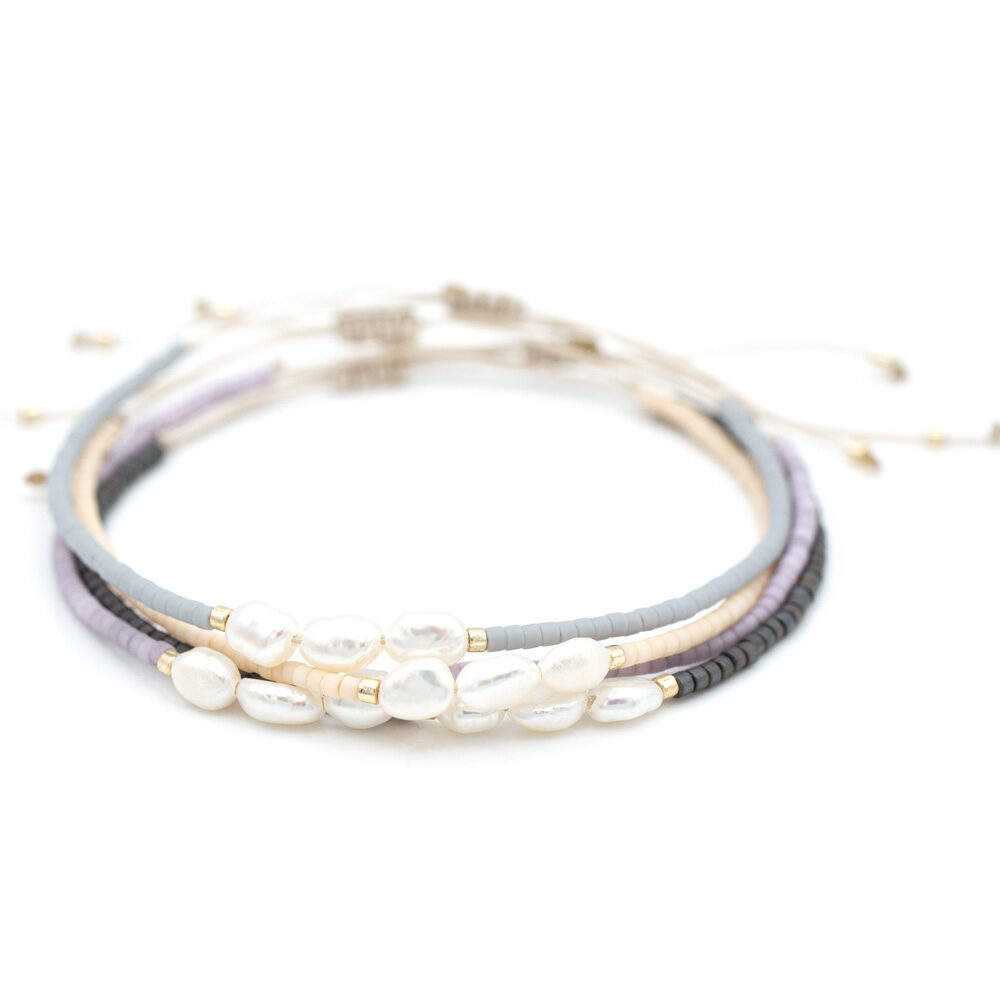 Armbänder mit kleinen Süßwasserperlen umrahmt von bunten und goldenen Miyuki Perlen