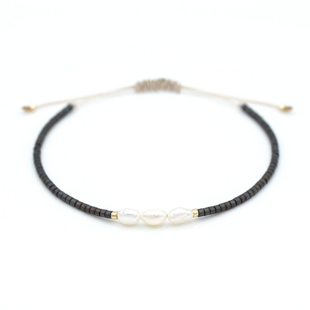 Armband mit kleinen Süßwasserperlen umrahmt von anthrazitfarbigen und goldenen Miyuki Perlen