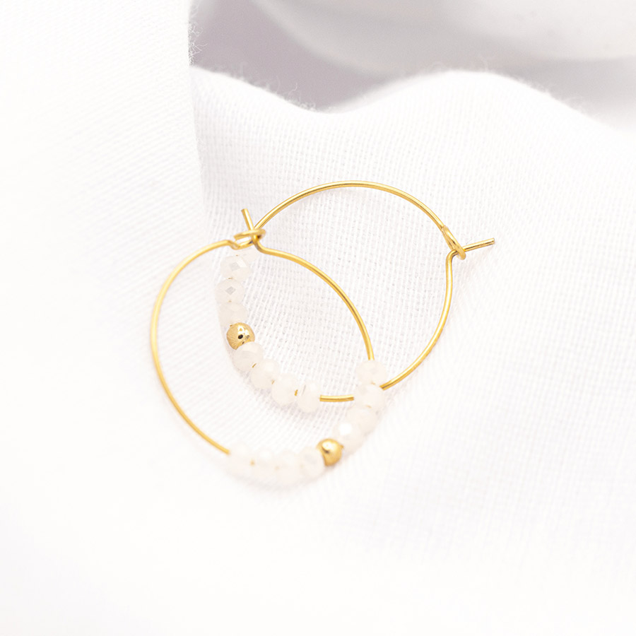 ohrringe-25-messing-gold-perlen-gold-facettiert-weiss-elajustudio-OH-0314-vorne-1