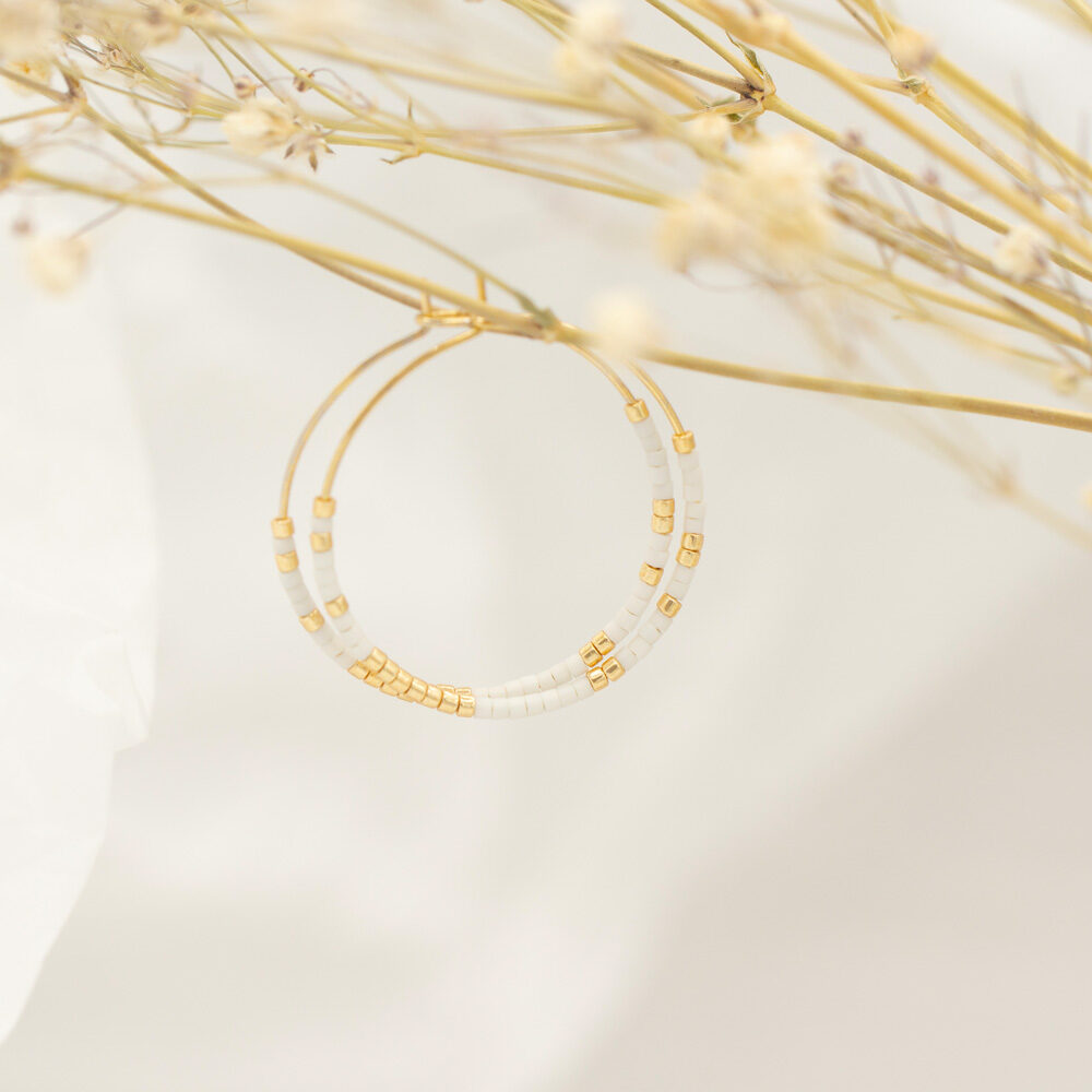 Goldene Creolen mit weißen und goldenen Miyuki Perlen