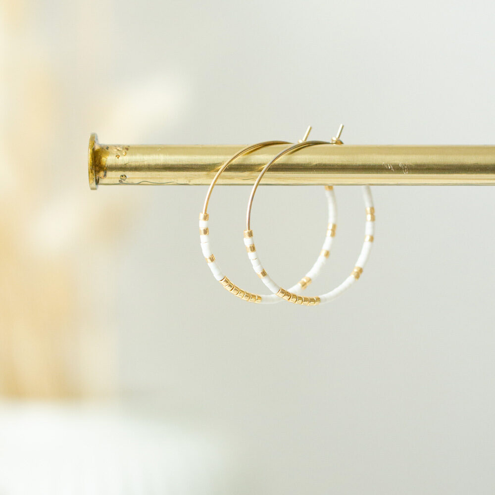Goldene Creolen mit weißen und goldenen Miyuki Perlen