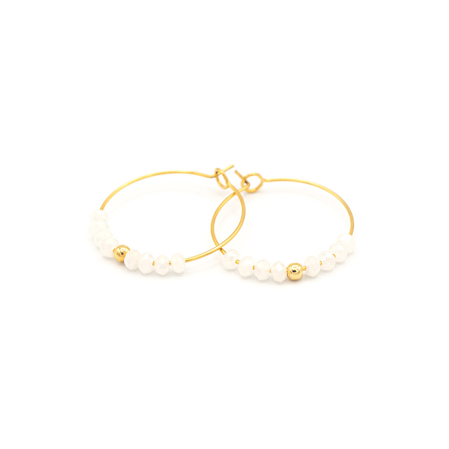 white-sparkle-ohrringe-25-edelstahl-gold-perlen-gold-facettiert-weiss-elajustudio-OH-0314-vorne