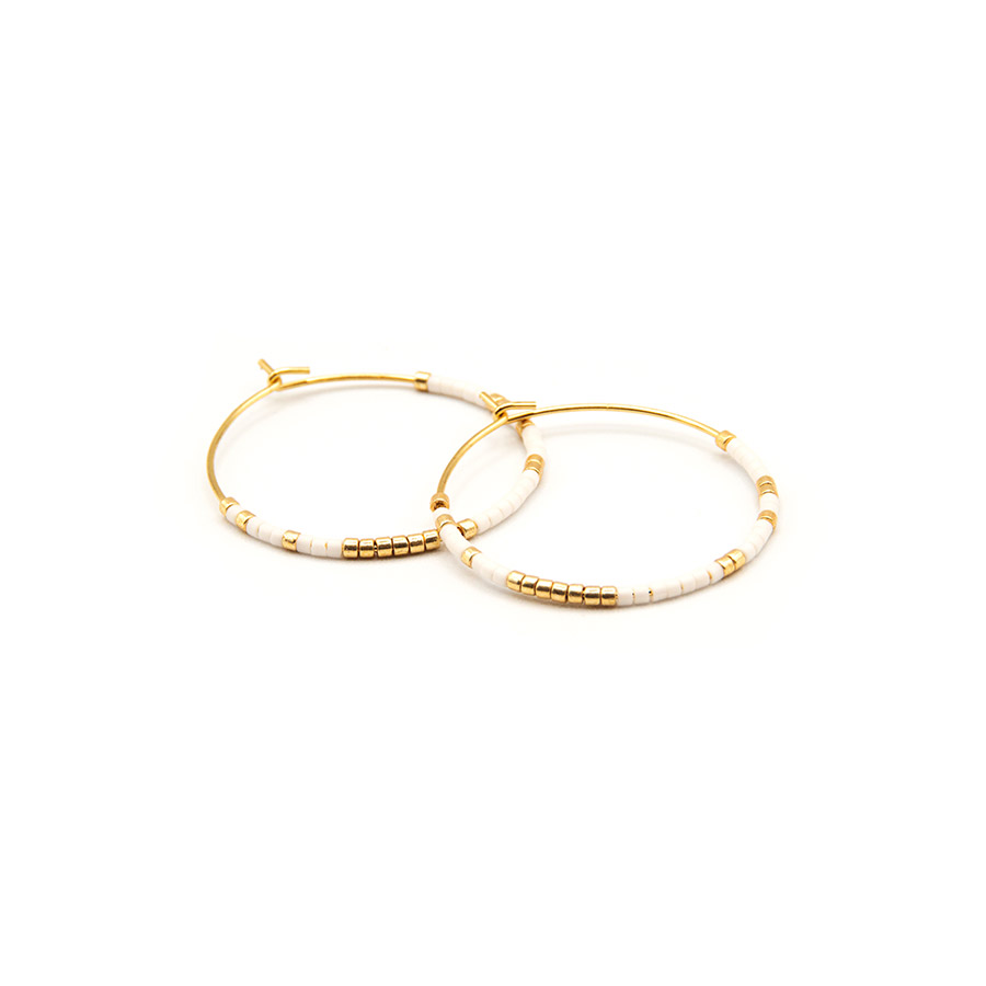white-touch-ohrringe-30-messing-gold-perlen-miyuki-gold-weiss-elajustudio-OH-0301-vorne-1