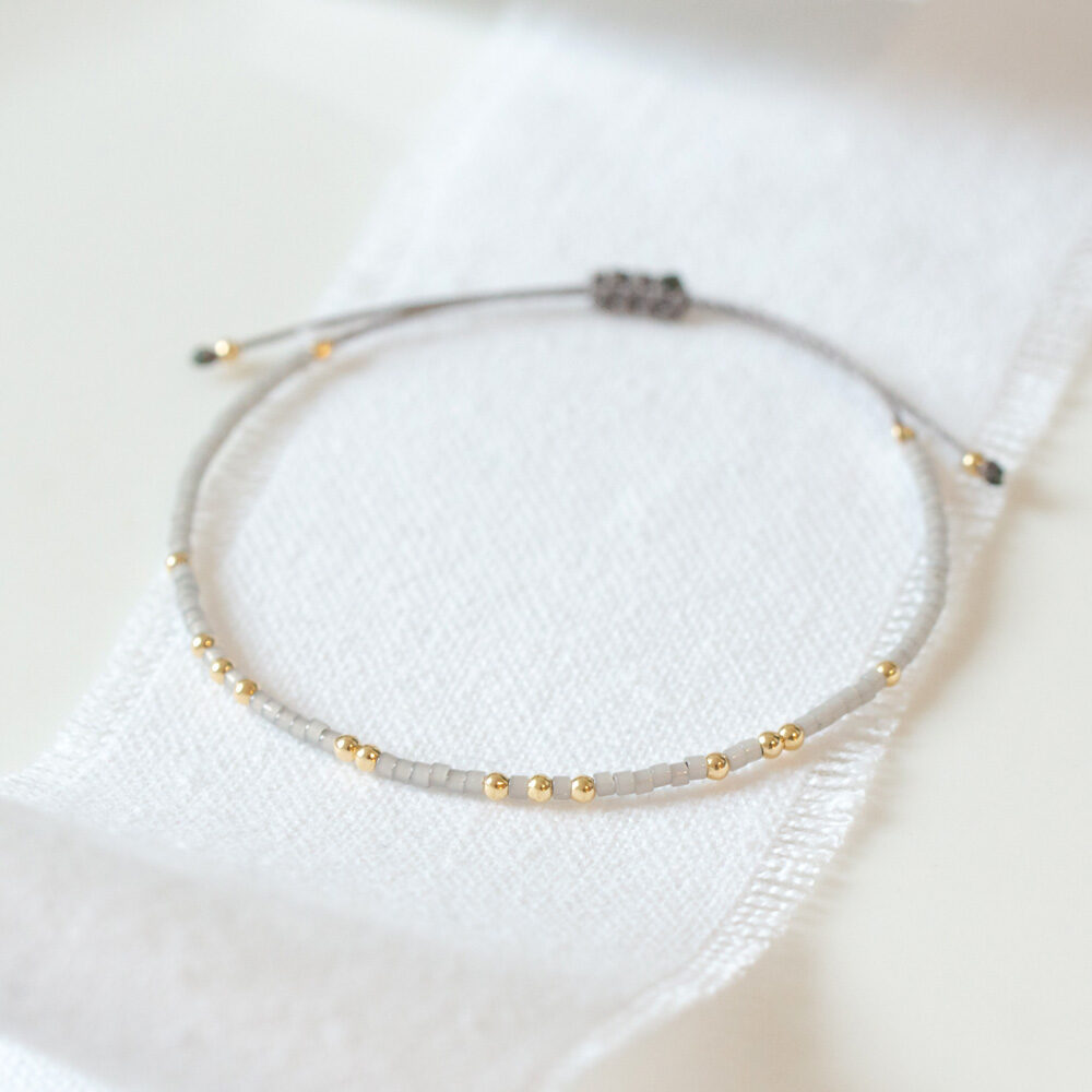 Armband mit grauen Miyuki Perlen und Goldperlen