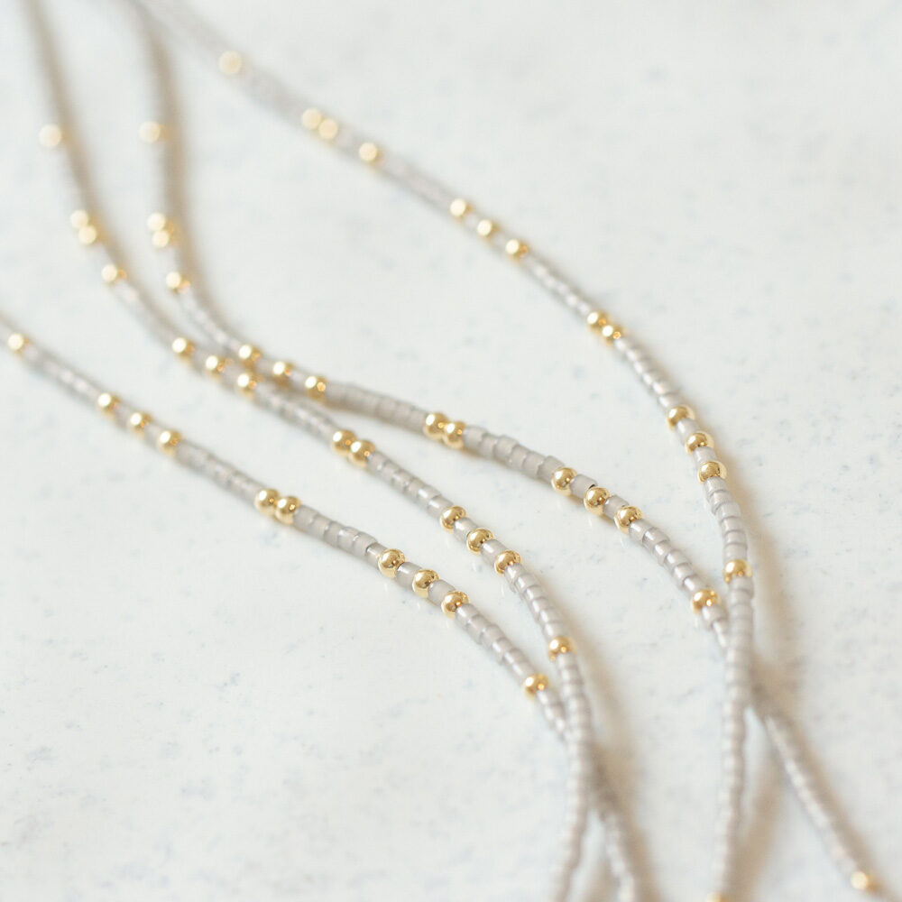 Armband mit grauen Miyuki Perlen und Goldperlen