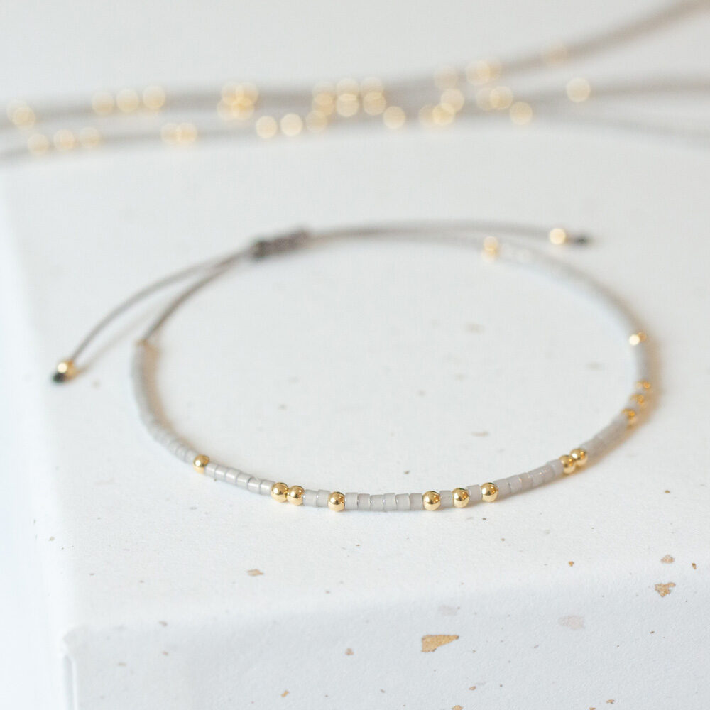 Armband mit grauen Miyuki Perlen und Goldperlen