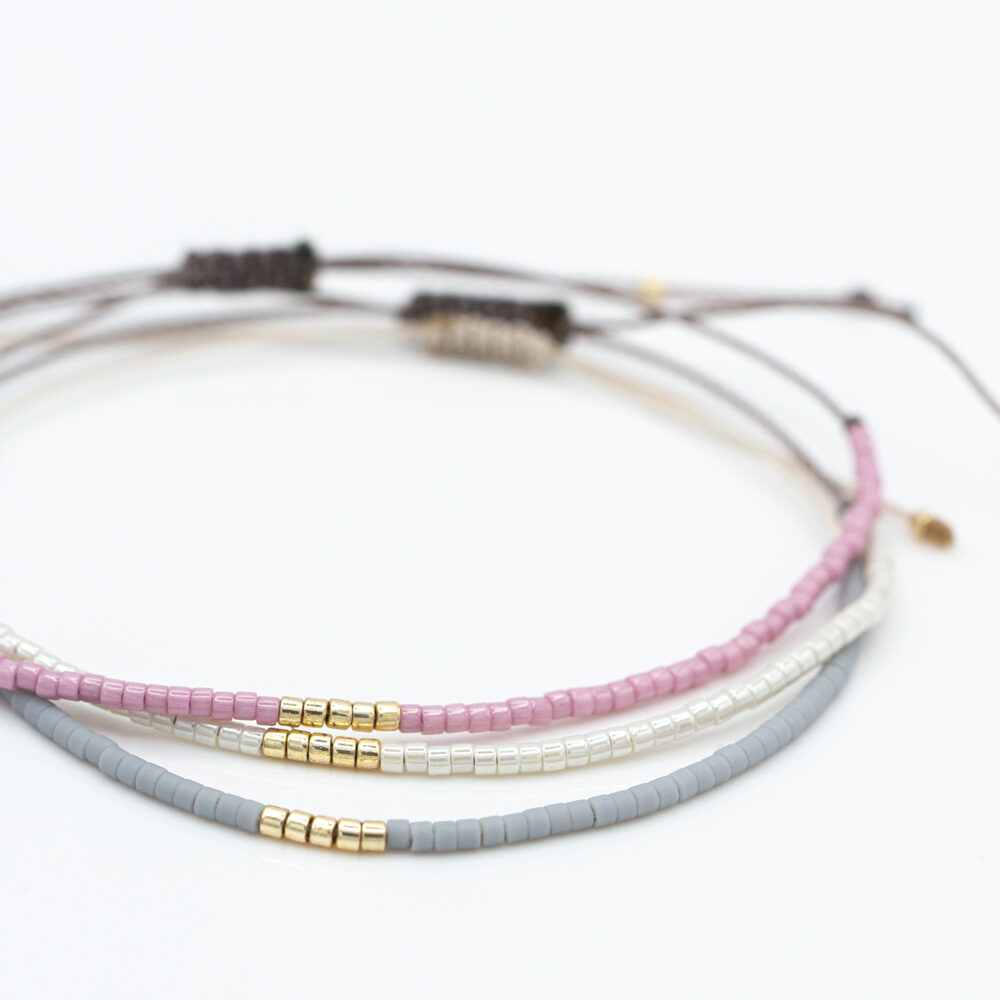 Armband mit grauen, pinken, weißen und goldenen Miyuki Perlen