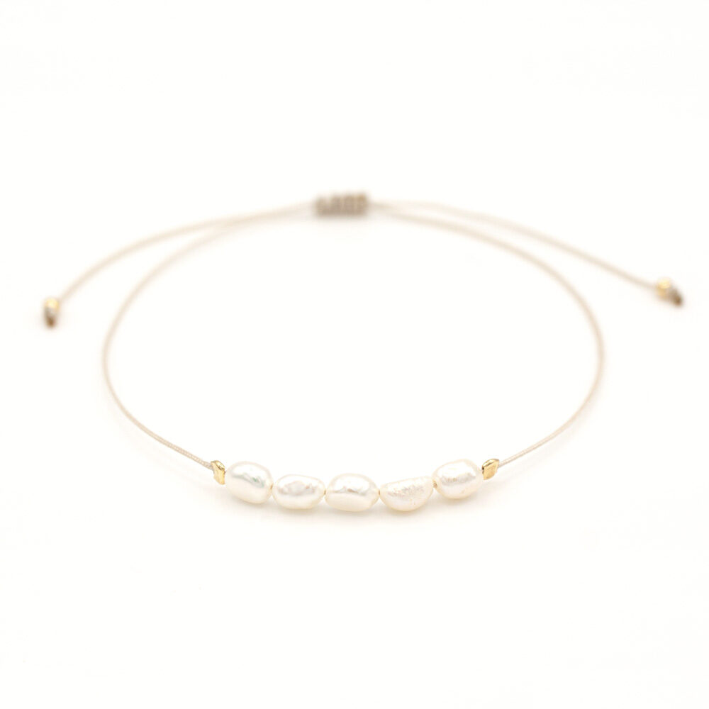 Zartes beiges Armband mit fünf Süßwasserperlen