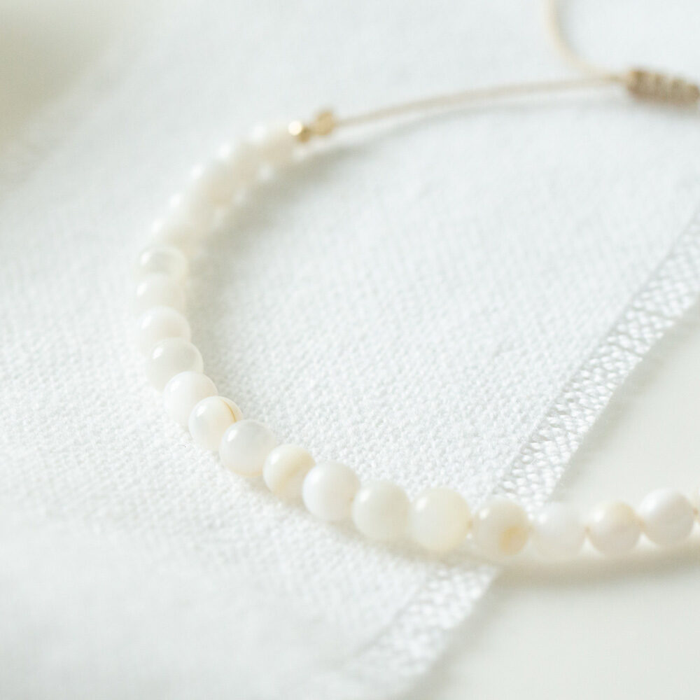 Armband mit runden Muschelperlen