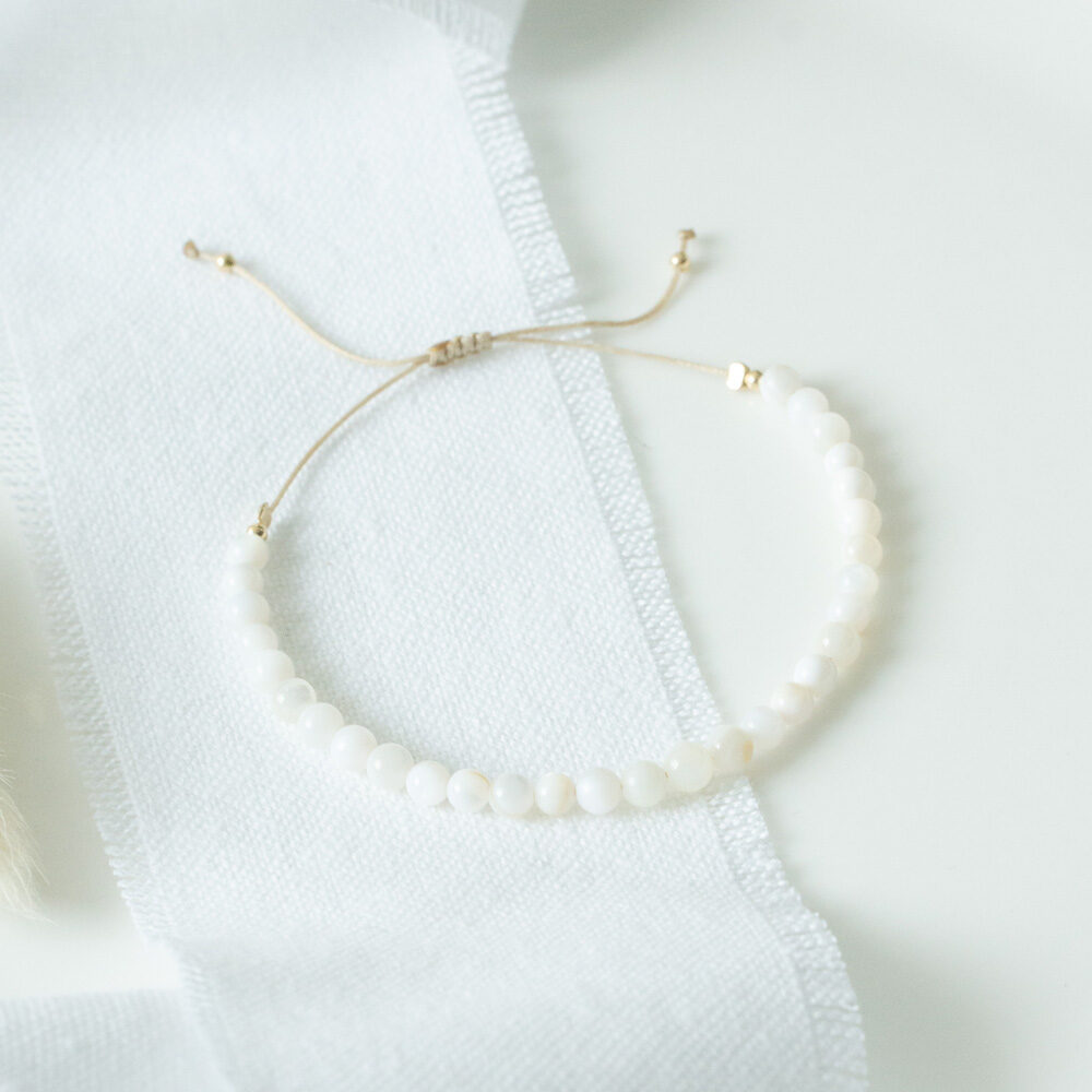Armband mit runden Muschelperlen