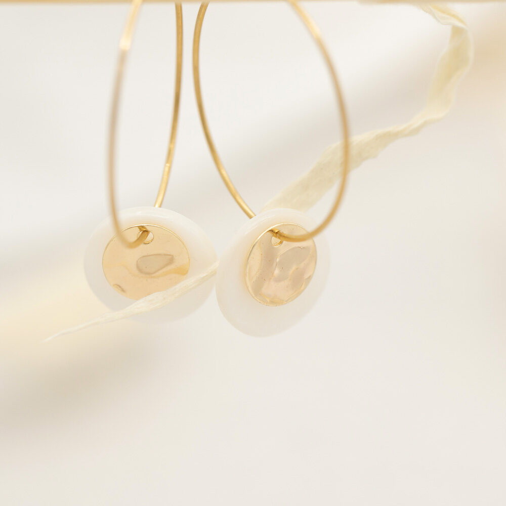 Goldene Creolen mit Perlmutt Scheibe und gewelltem Plättchen in Gold
