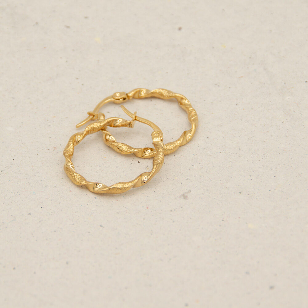 Gedrehte Creolen in Gold