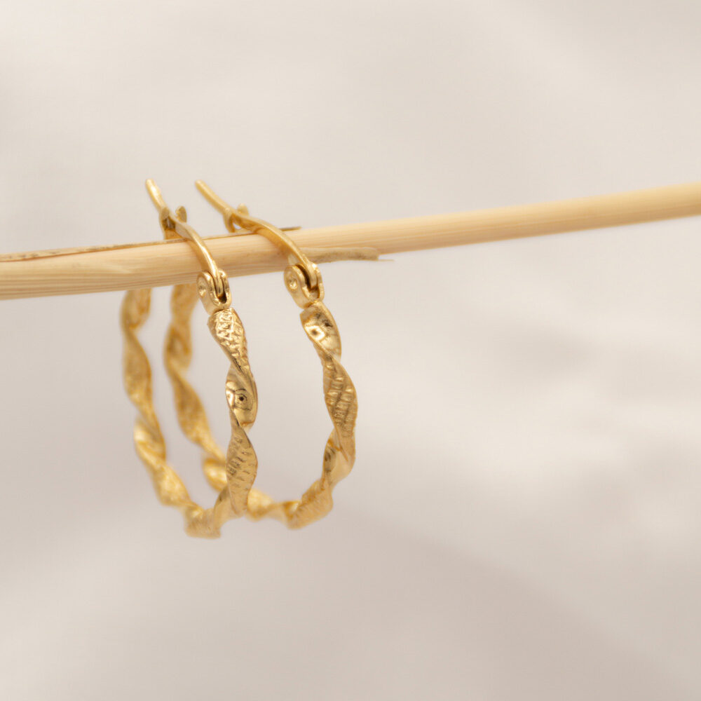 Gedrehte Creolen in Gold