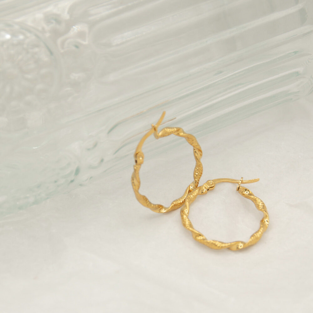 Gedrehte Creolen in Gold