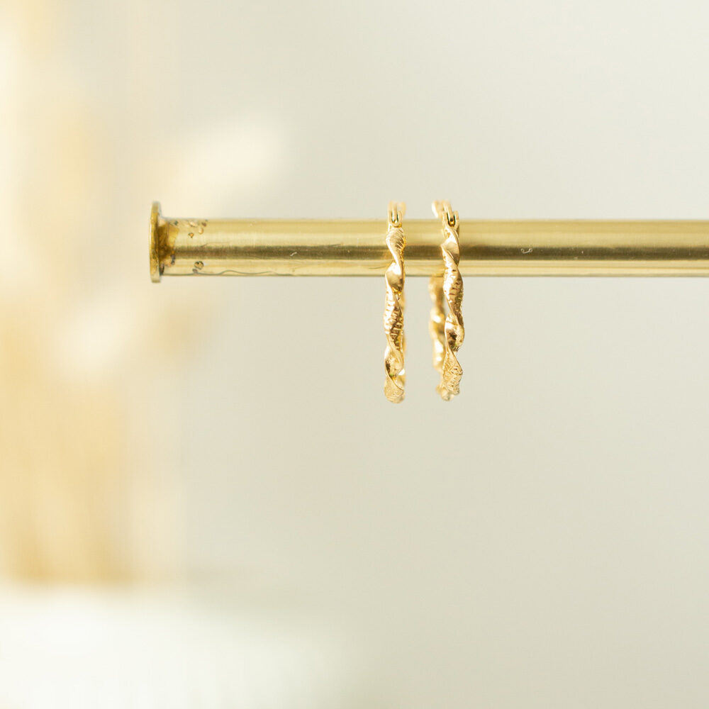 Gedrehte Creolen in Gold