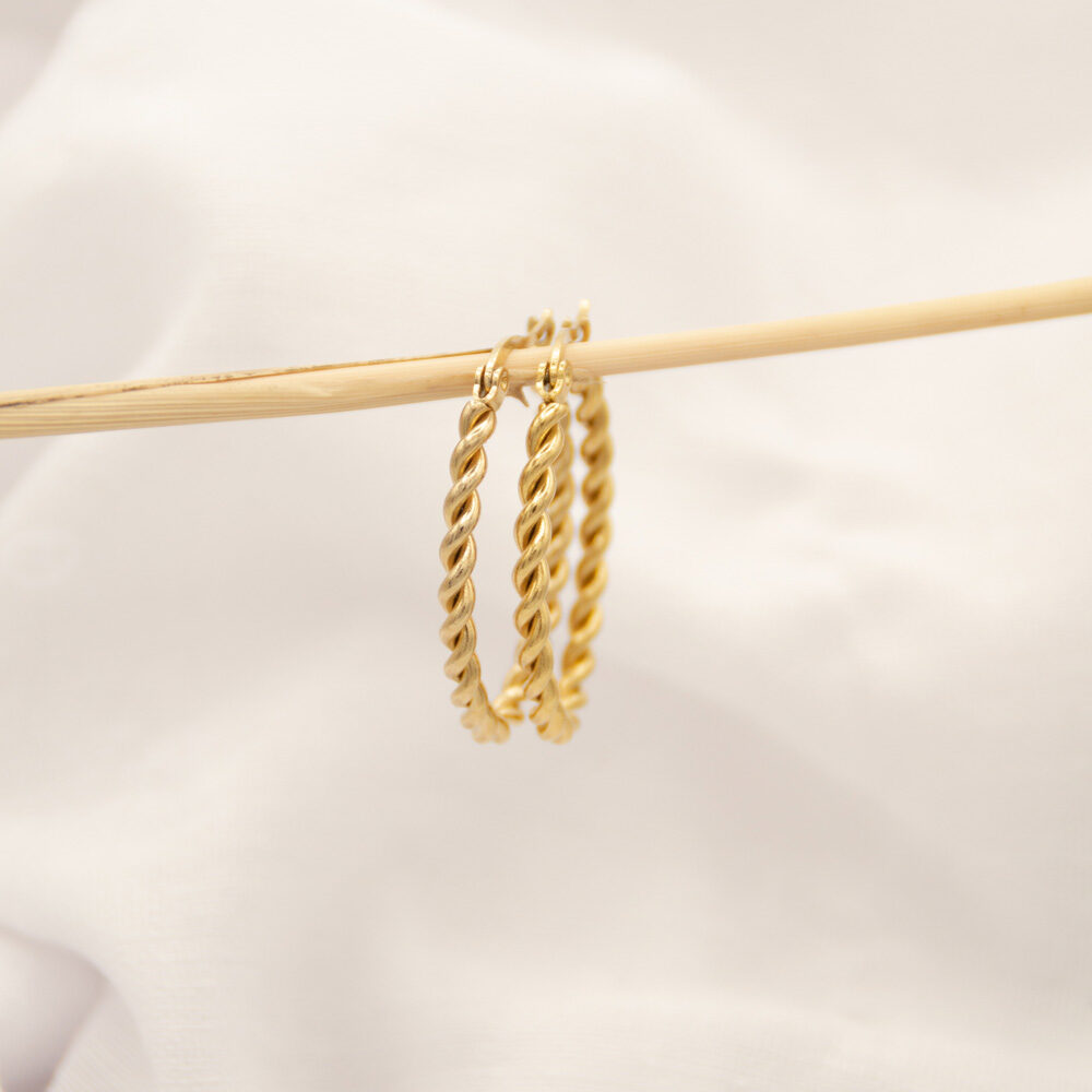 Gedrehte Creolen in Gold