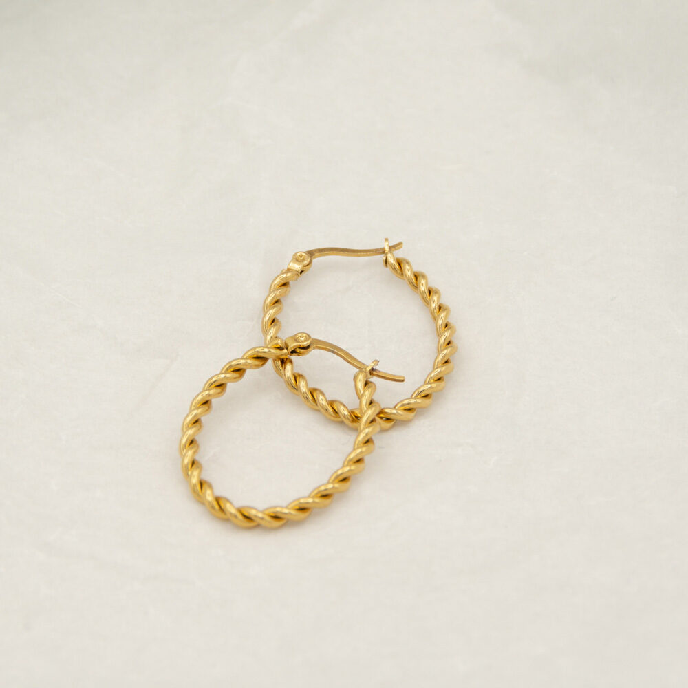 Gedrehte Creolen in Gold