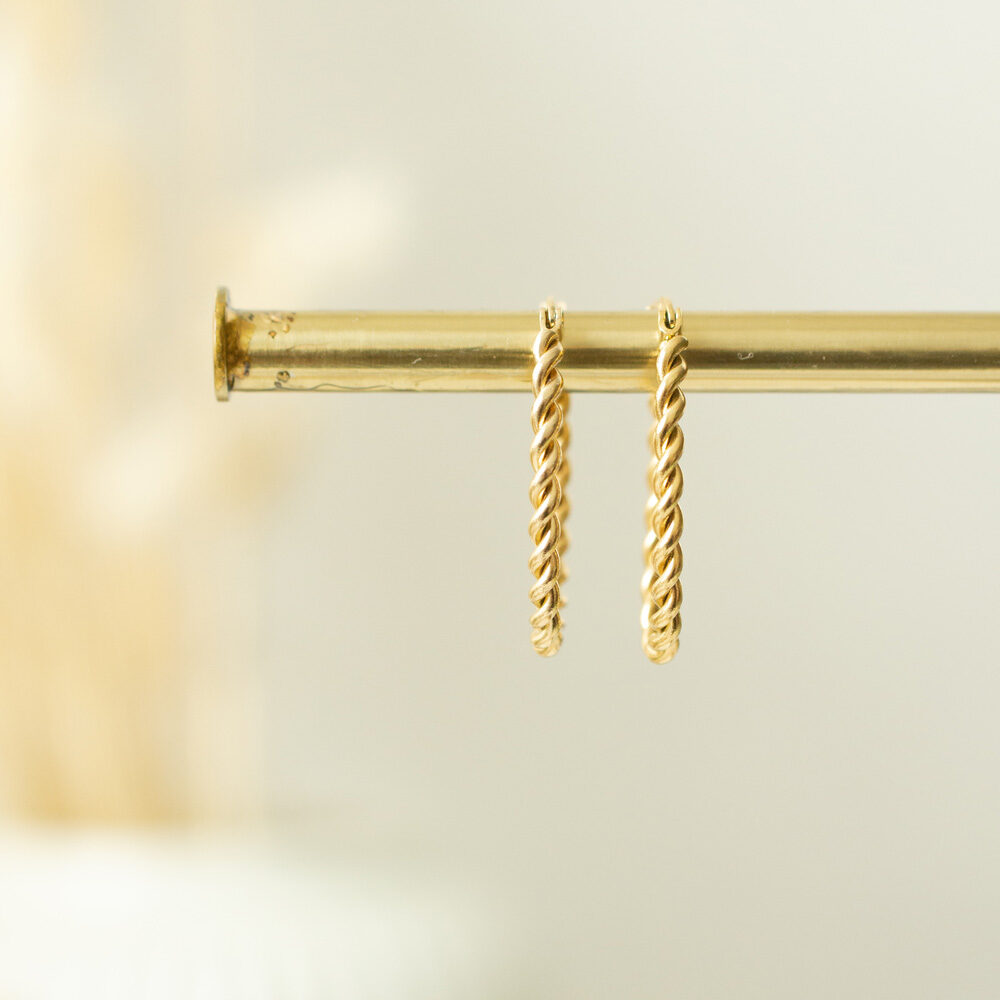 Gedrehte Creolen in Gold