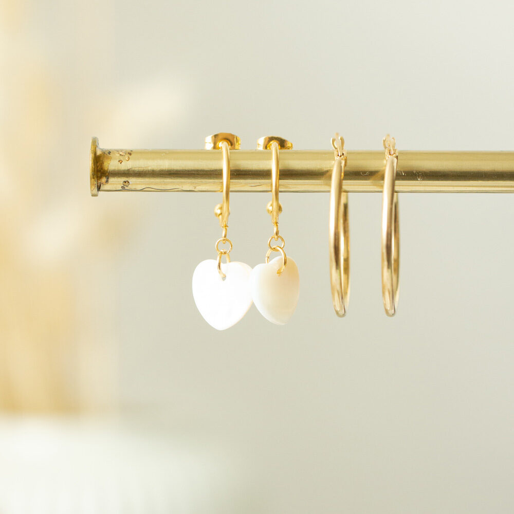 Zwei Paar Goldene Creolen mit Perlmutt Anhängern in Herzform und Klassisch