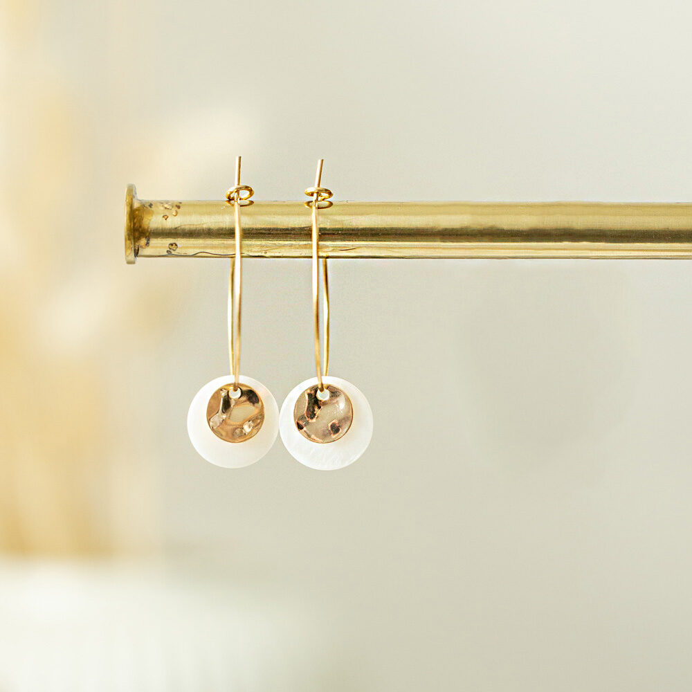 Goldene Creolen mit Perlmutt Scheibe und gewelltem Plättchen in Gold