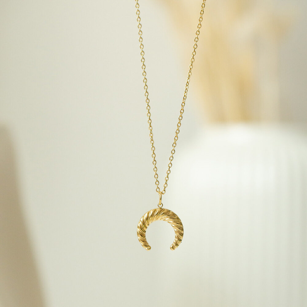 Goldene Gliederkette mit Mondanhänger