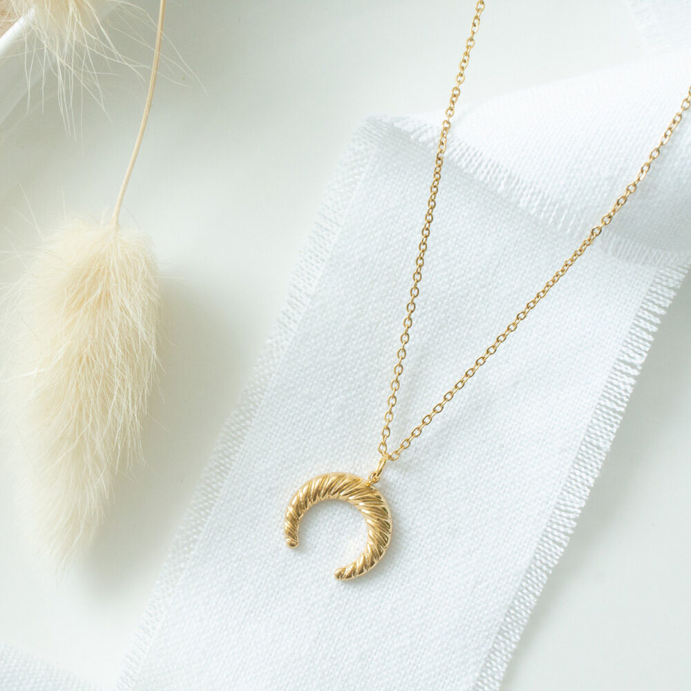 Goldene Gliederkette mit Mondanhänger
