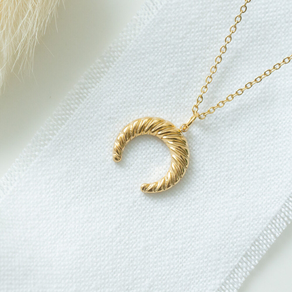 Goldene Gliederkette mit Mondanhänger