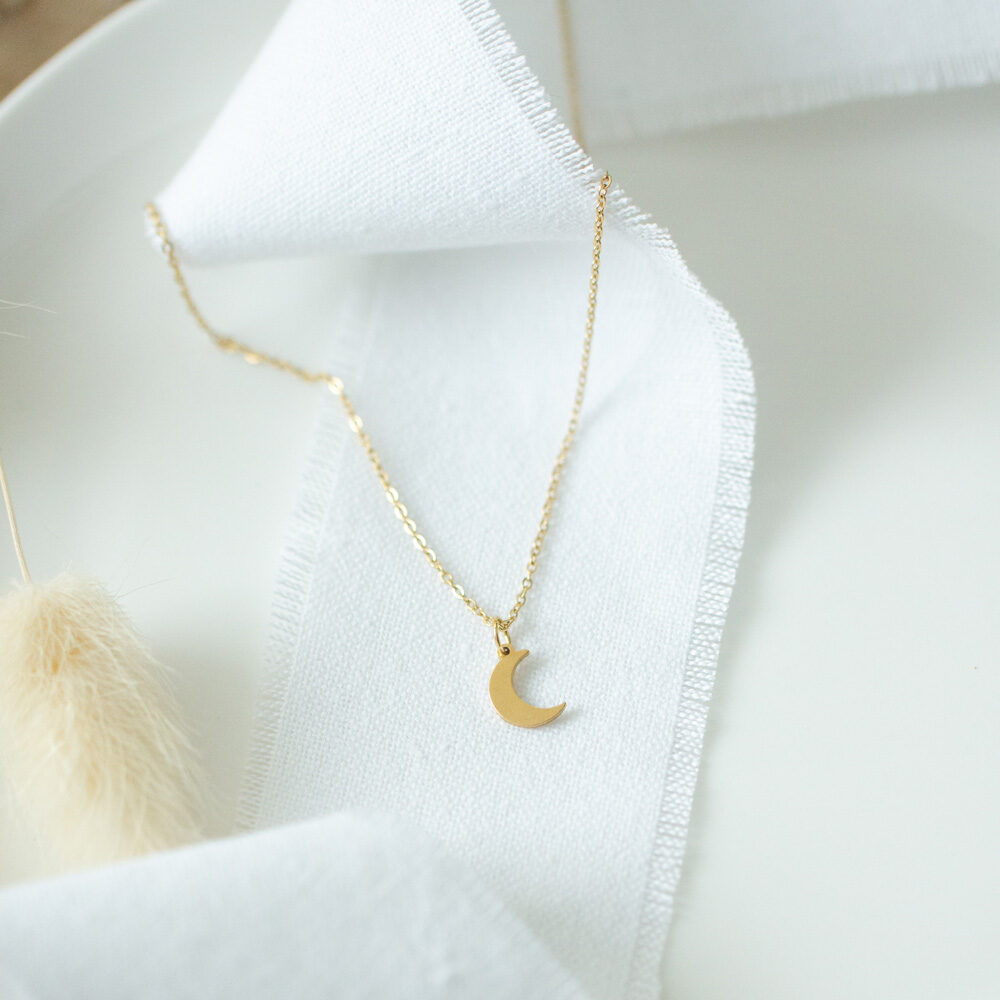 Goldene Gliederkette mit Mondanhänger