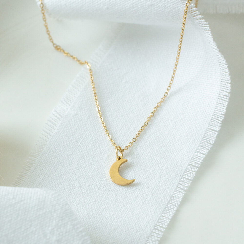 Goldene Gliederkette mit Mondanhänger
