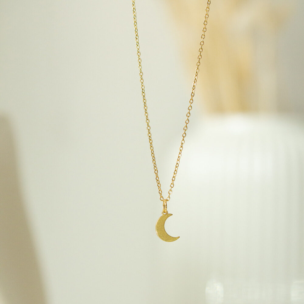 Goldene Gliederkette mit Mondanhänger