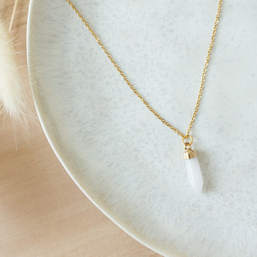 Goldene Gliederkette mit Anhänger aus Milchquarz in länglicher Form