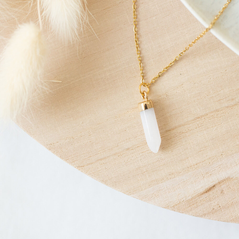 Goldene Gliederkette mit Anhänger aus Milchquarz in länglicher Form