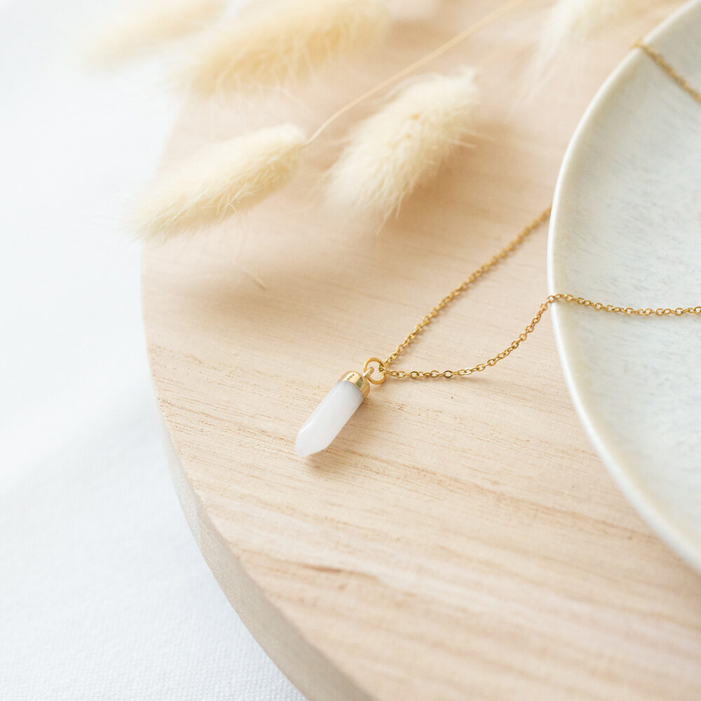 Goldene Gliederkette mit Anhänger aus Milchquarz in länglicher Form