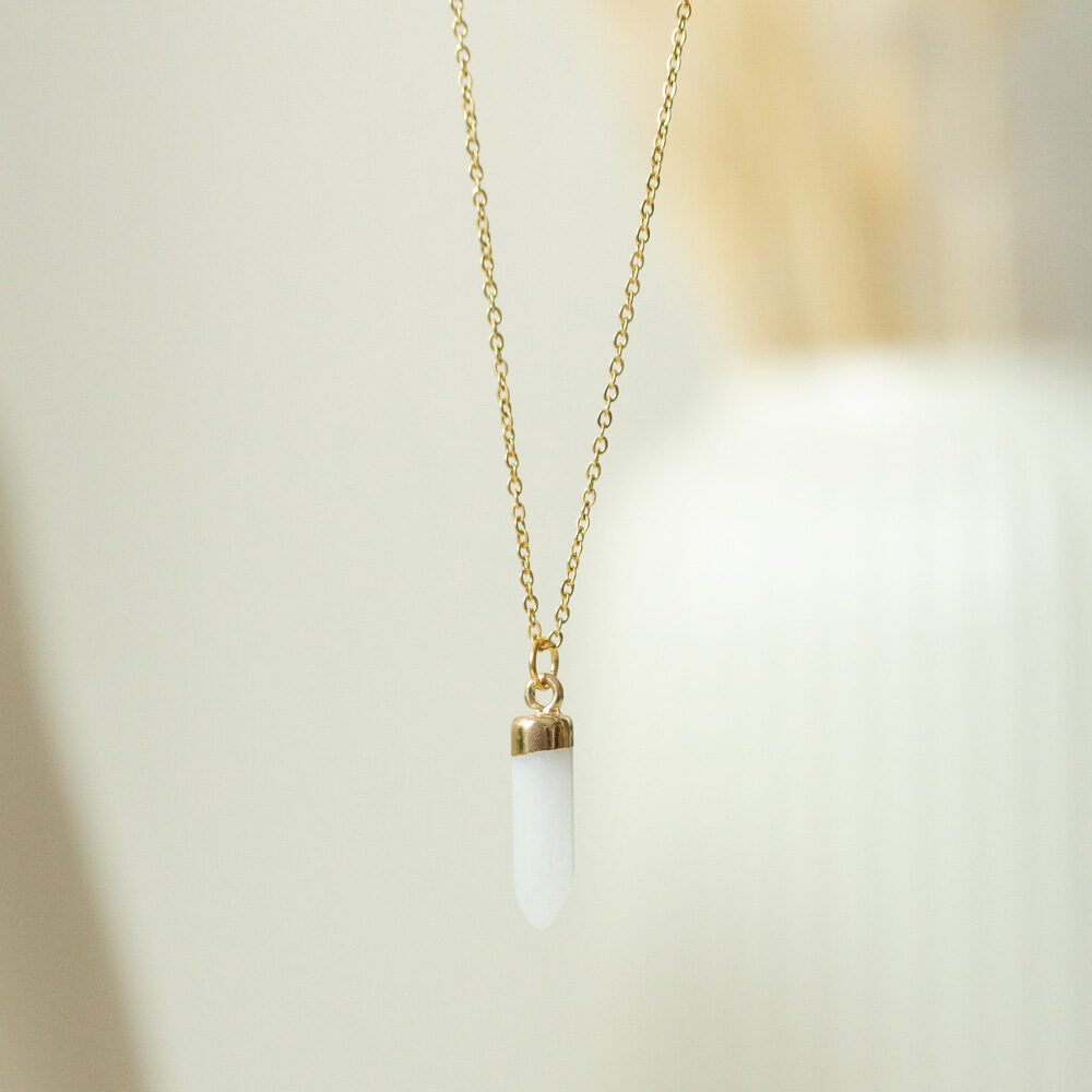 Goldene Gliederkette mit Anhänger aus Milchquarz in länglicher Form