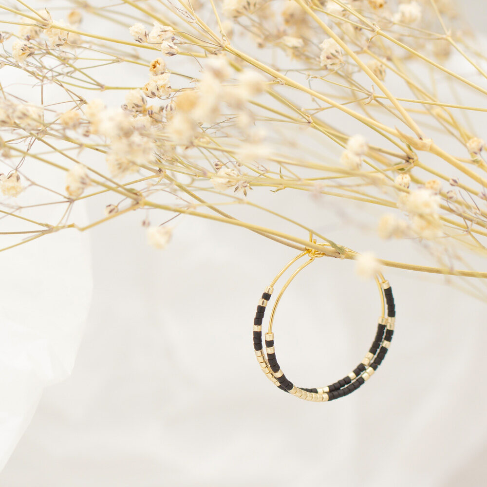 Goldene Creolen mit Miyuki Perlen in Schwarz und Gold