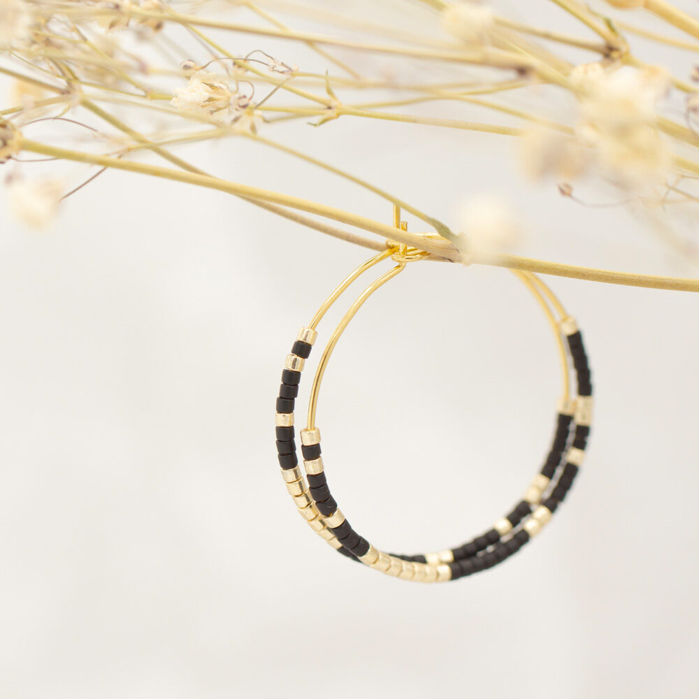 Goldene Creolen mit Miyuki Perlen in Schwarz und Gold