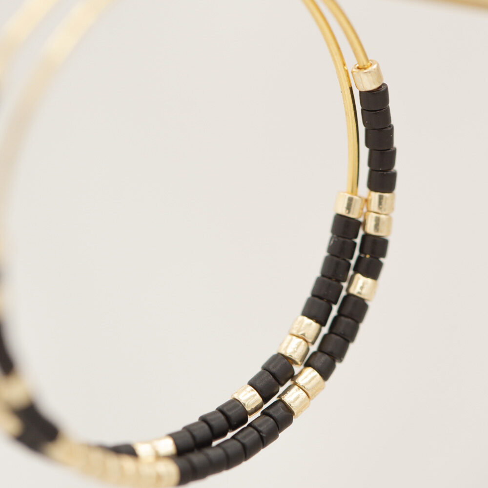Goldene Creolen mit Miyuki Perlen in Schwarz und Gold Detail
