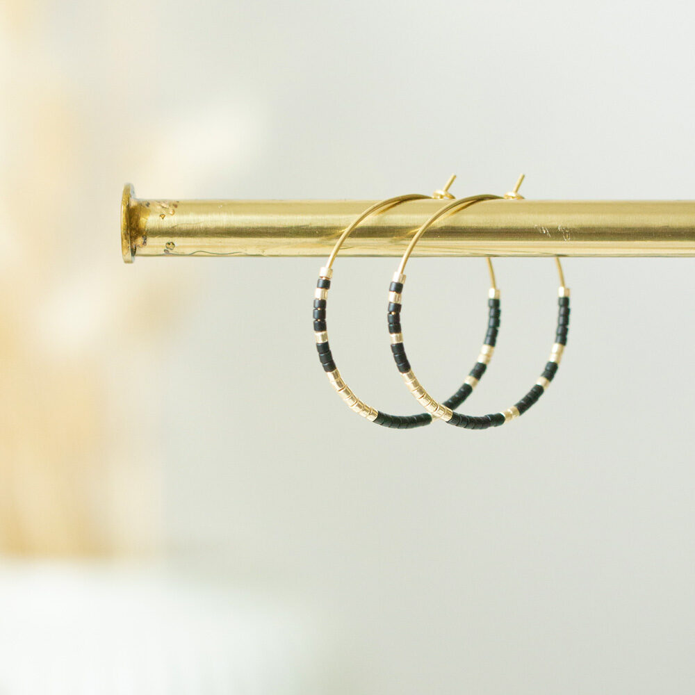 Goldene Creolen mit Miyuki Perlen in Schwarz und Gold