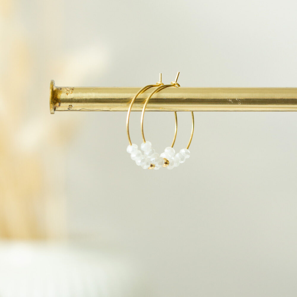 Goldene Creolen mit facettierten Glasperlen in Weiß