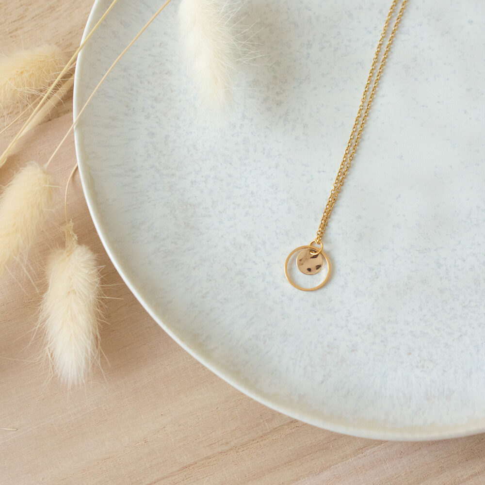 Goldene Gliederkette mit rundem Ring und gewellten Plättchen aus Gold