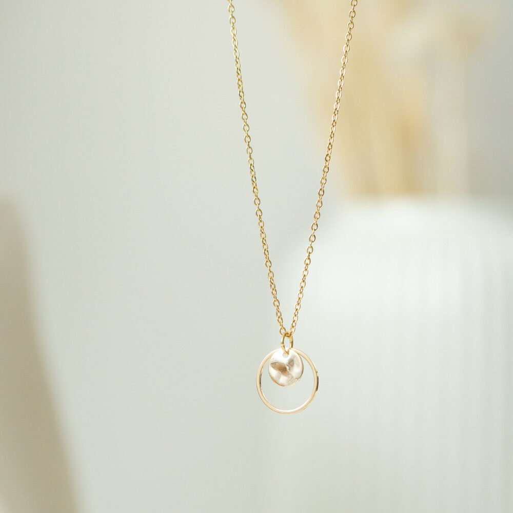 Goldene Gliederkette mit rundem Ring und gewellten Plättchen aus Gold
