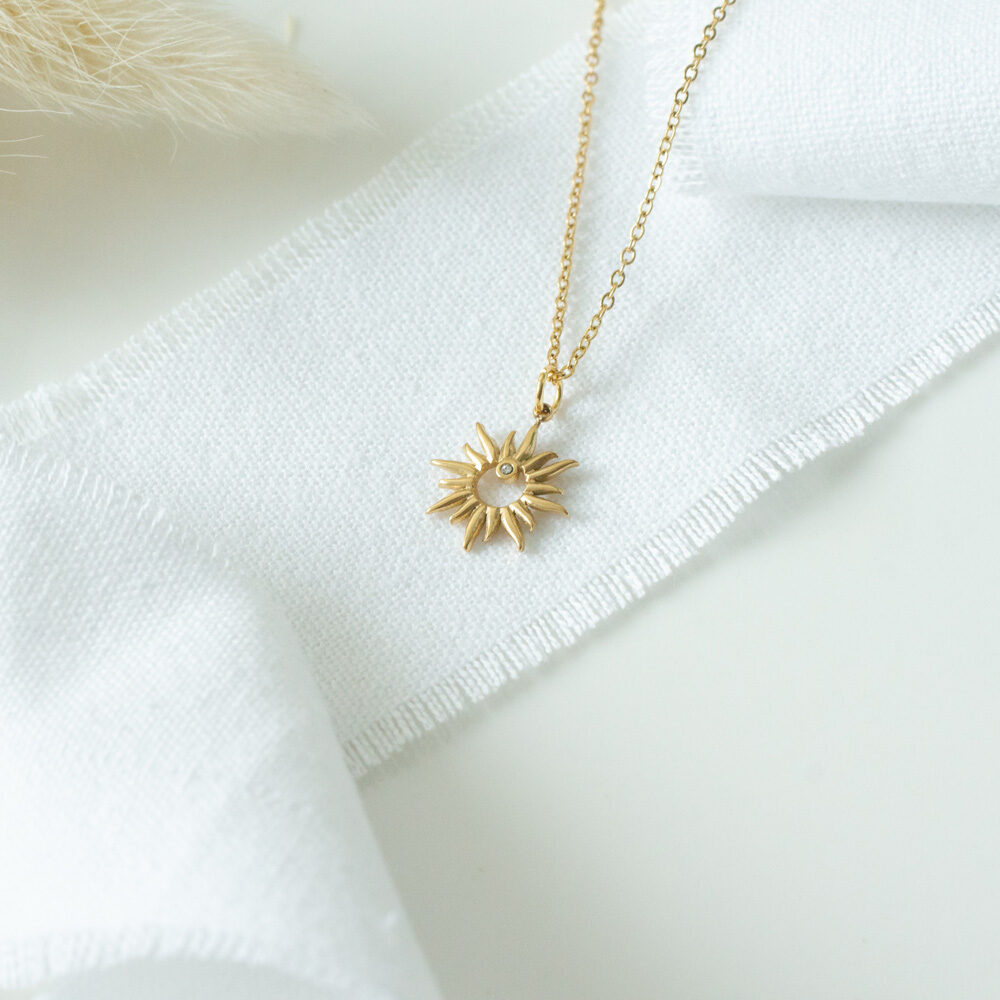 Goldene Gliederkette mit Sternanhänger und kleinen Zirkonia Steinchen