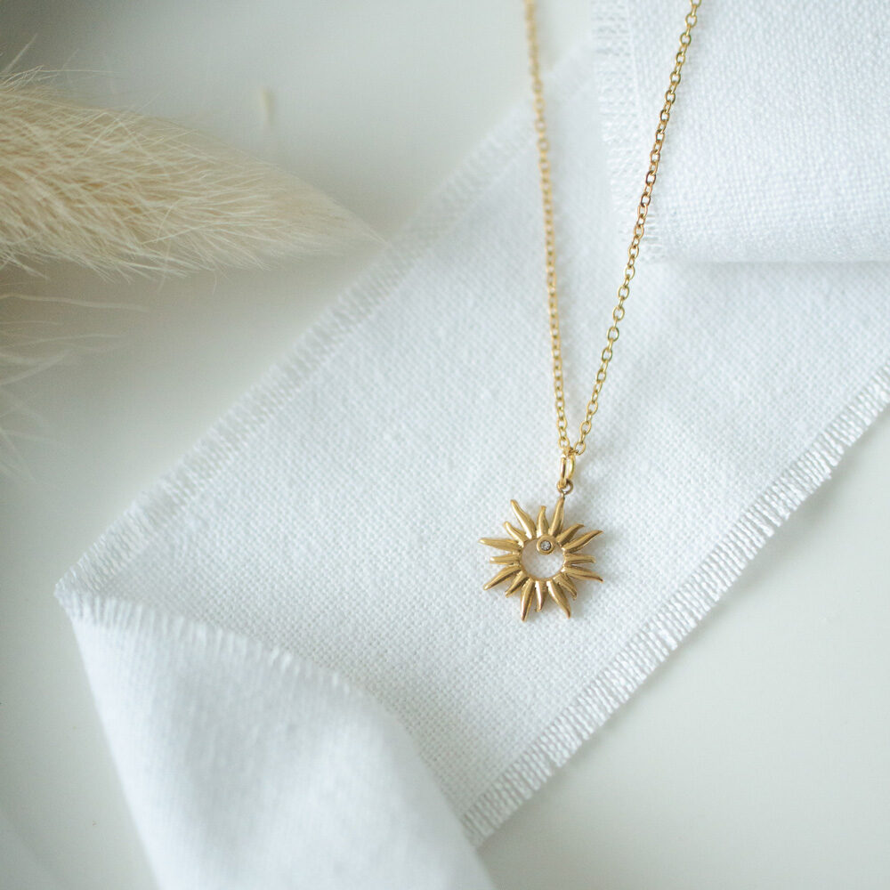 Goldene Gliederkette mit Sternanhänger und kleinen Zirkonia Steinchen