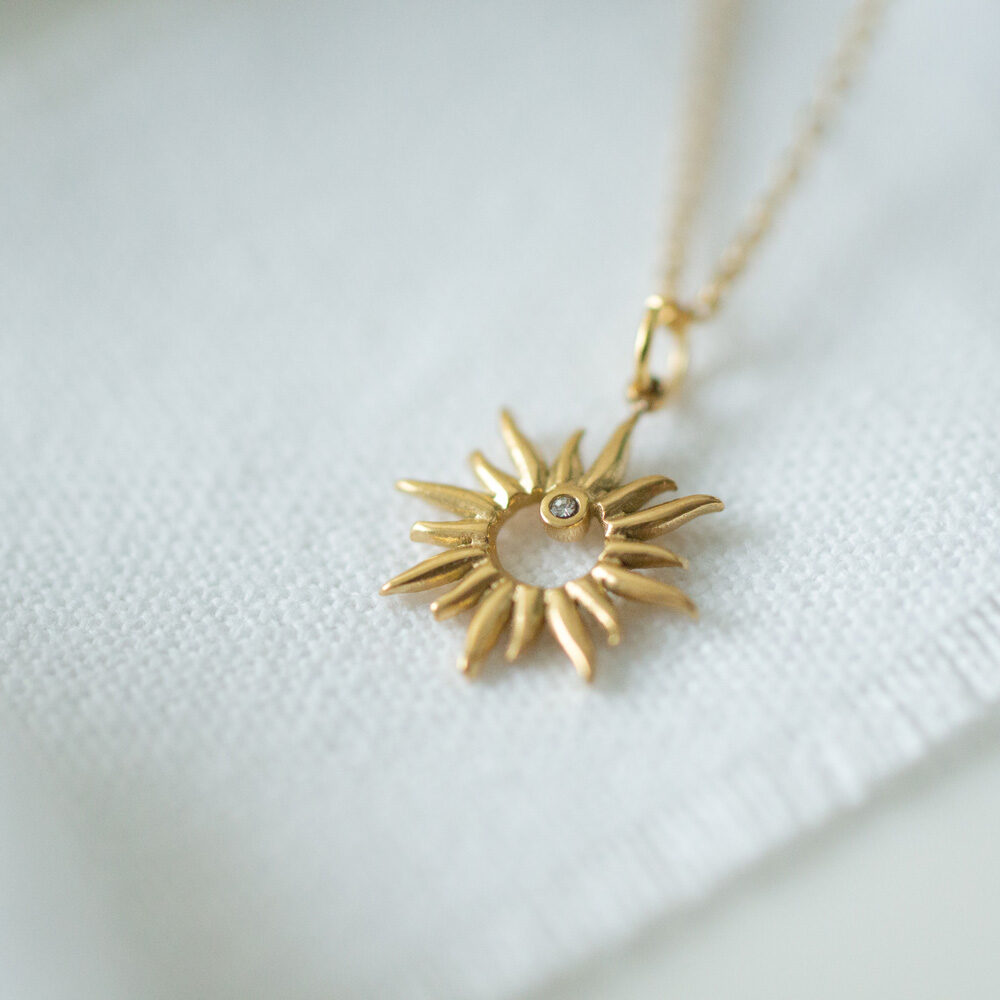 Goldene Gliederkette mit Sternanhänger und kleinen Zirkonia Steinchen