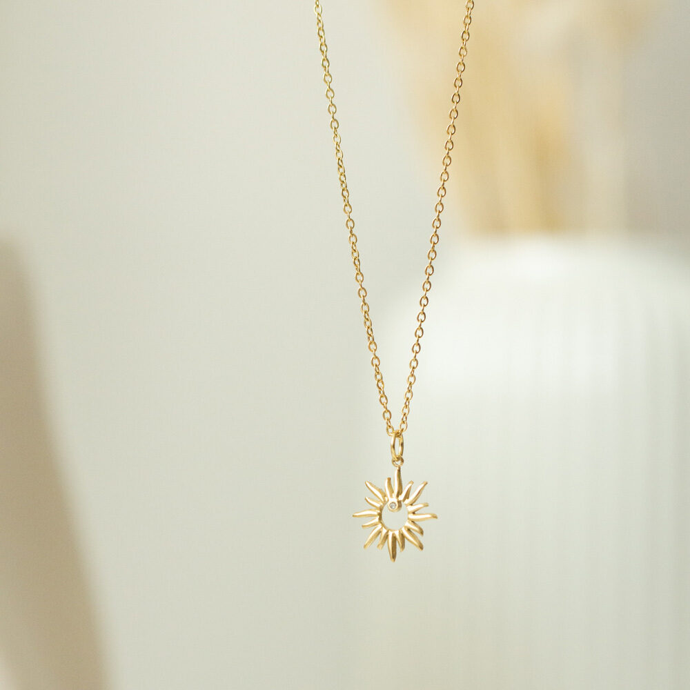 Goldene Gliederkette mit Sternanhänger und kleinen Zirkonia Steinchen